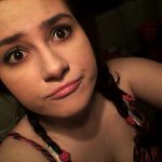 Femme jeune et coquine veut profiter de la vie